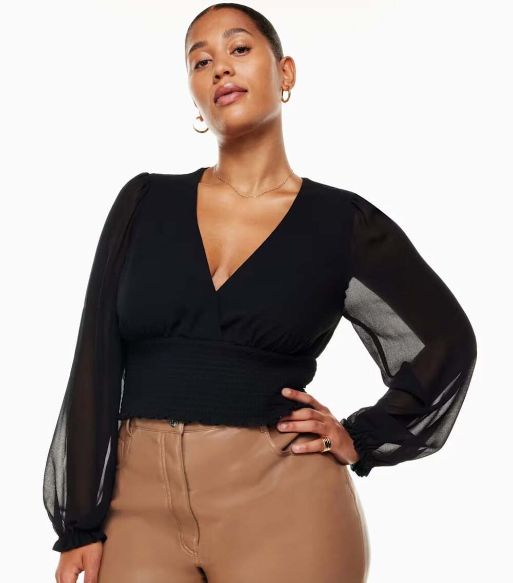 Aritzia Wistful Blouse in Black Size Medium Balloon Sleeves V Neck Cropped
